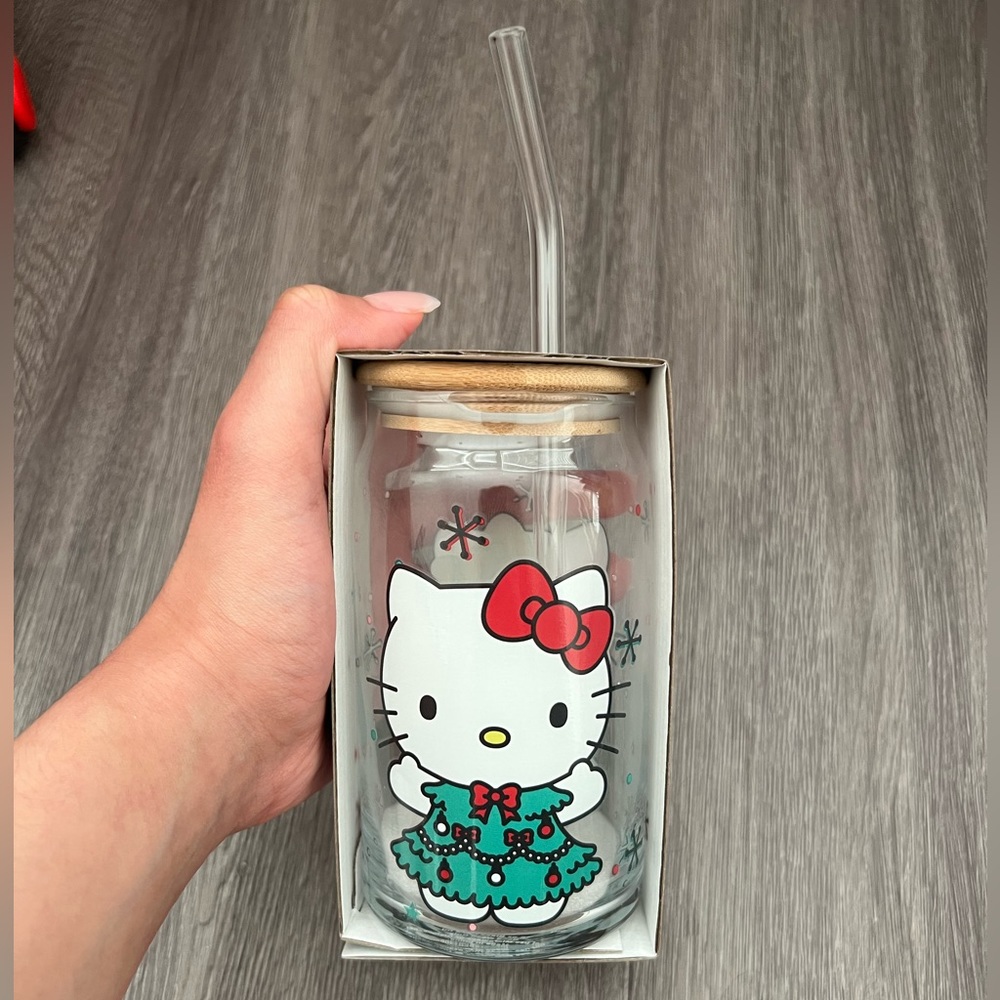 Hello Kitty Glass Tumblr With Lid and Straw 🎄